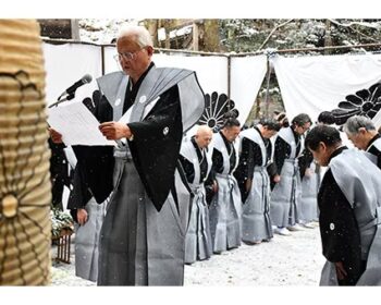 雪の朝に灯す祈り―600年続く御朝拝式を未来へー